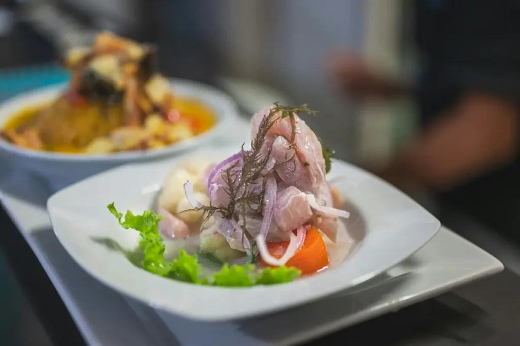 Comidas típicas do Peru como ceviche, lomo saltado e anticuchos
