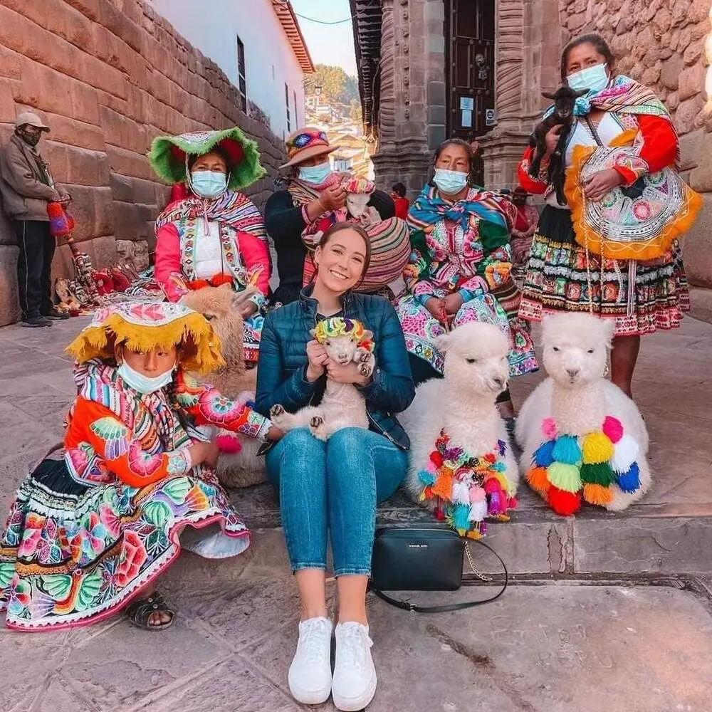 Turista brasileira Mariana avaliando a Parabéns Machupicchu após passeio do city tour