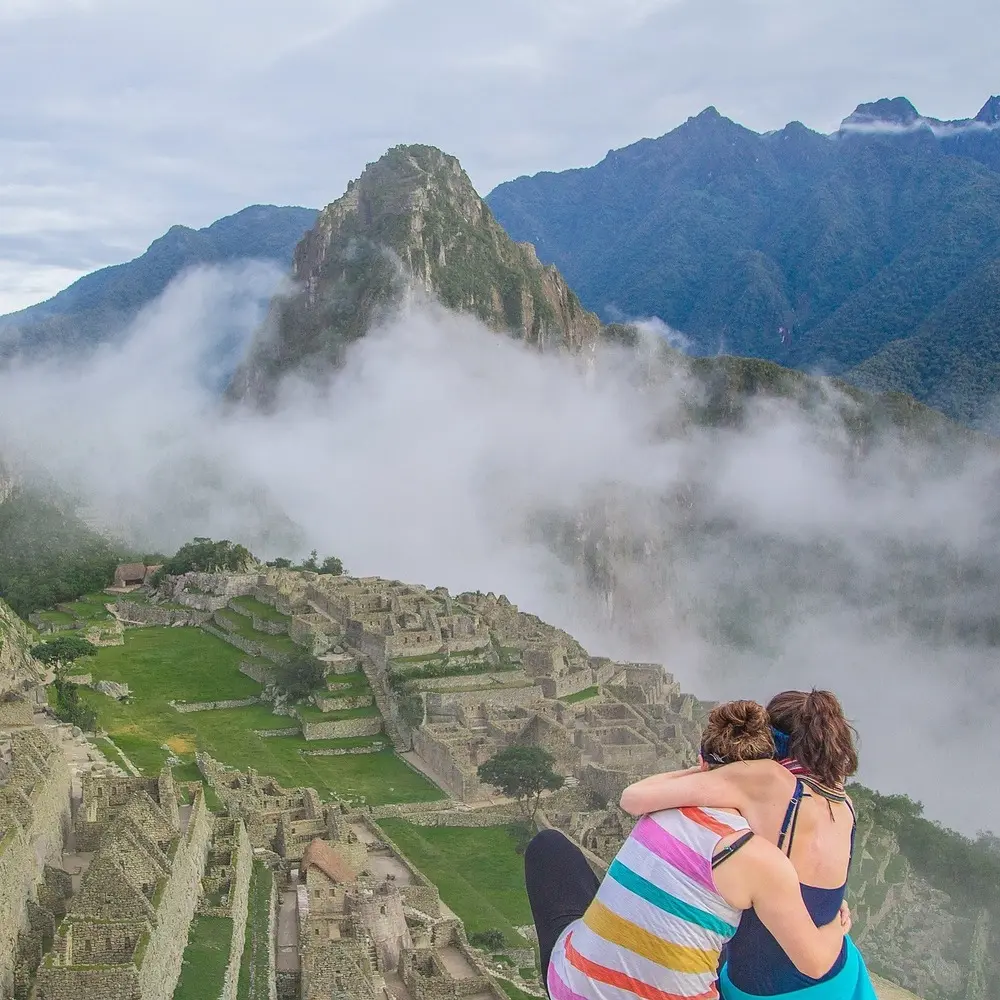 Turista brasileira Stella e mãe do Rio Grande do Sul compartilhando avaliação sobre os passeios em Cusco com Parabéns Machupicchu