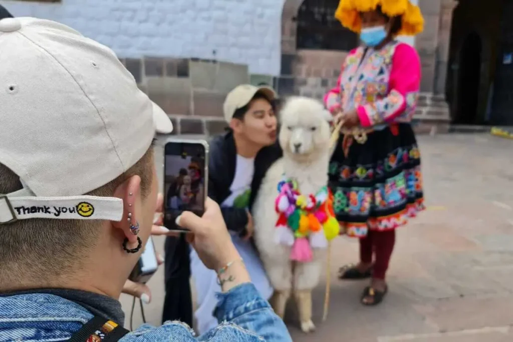 Turistas brasileiros vivenciando cultura local em Cusco com a Parabéns Machupicchu