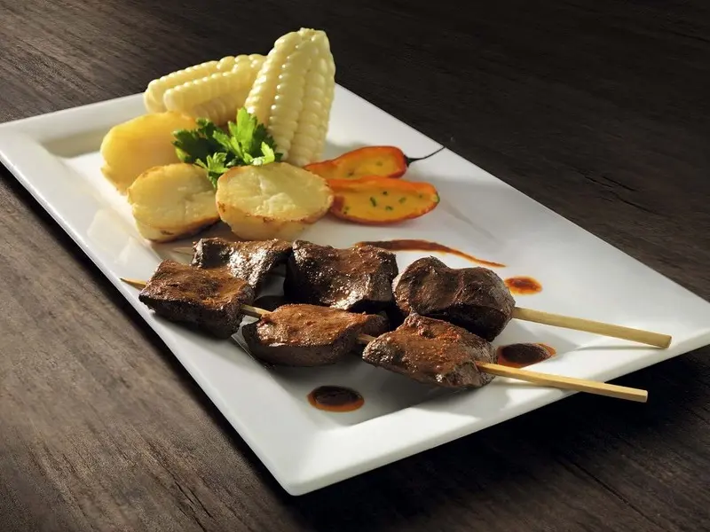 Anticuchos de coração grelhados em Lima