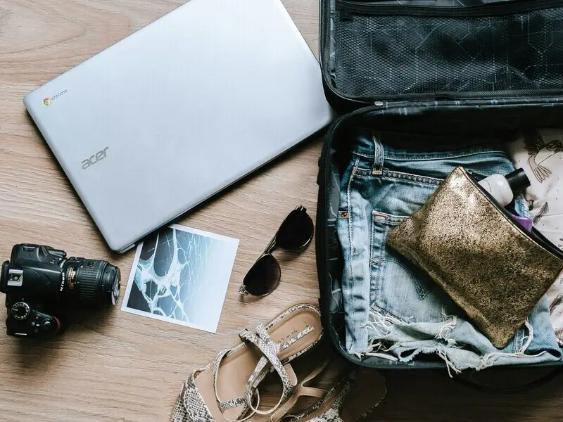 Mala de viagem com roupas leves e casaco fino