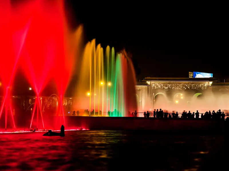Fontes iluminadas do Circuito Mágico das Águas à noite