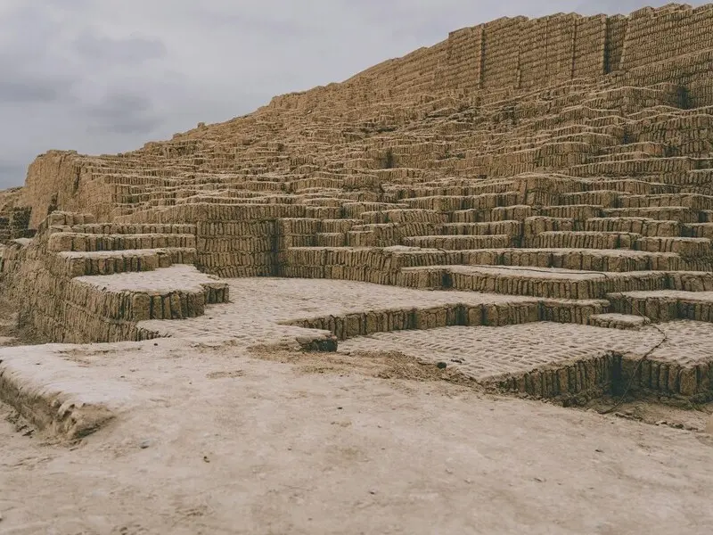 Pirâmide de adobe da Huaca Pucllana