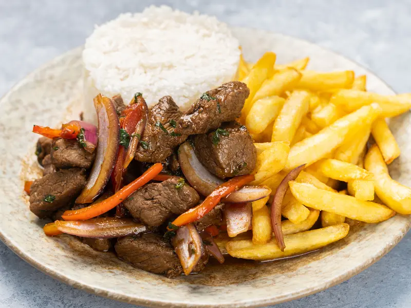 Lomo saltado servido em restaurante de Lima
