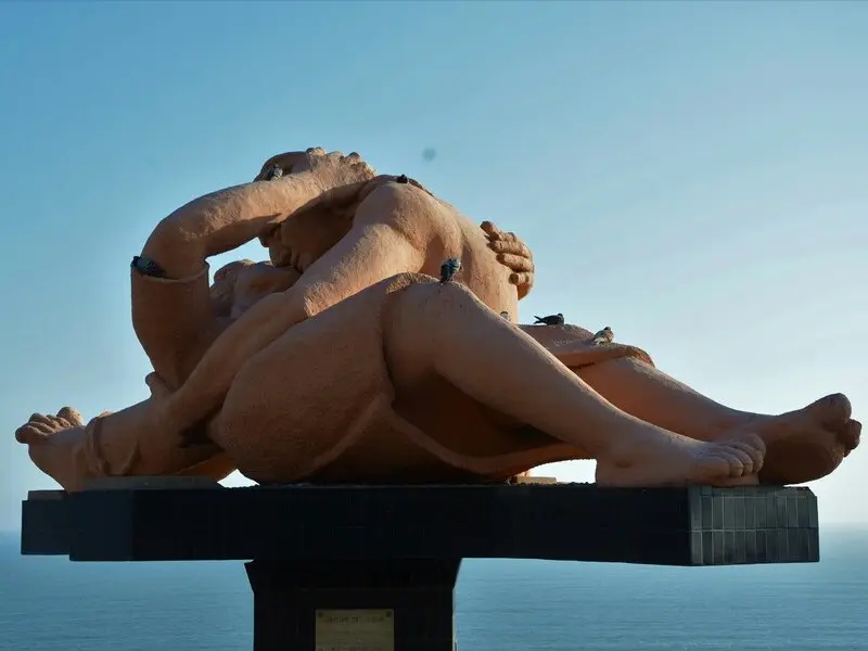 Escultura do beijo e mosaicos coloridos no Parque do Amor em Miraflores