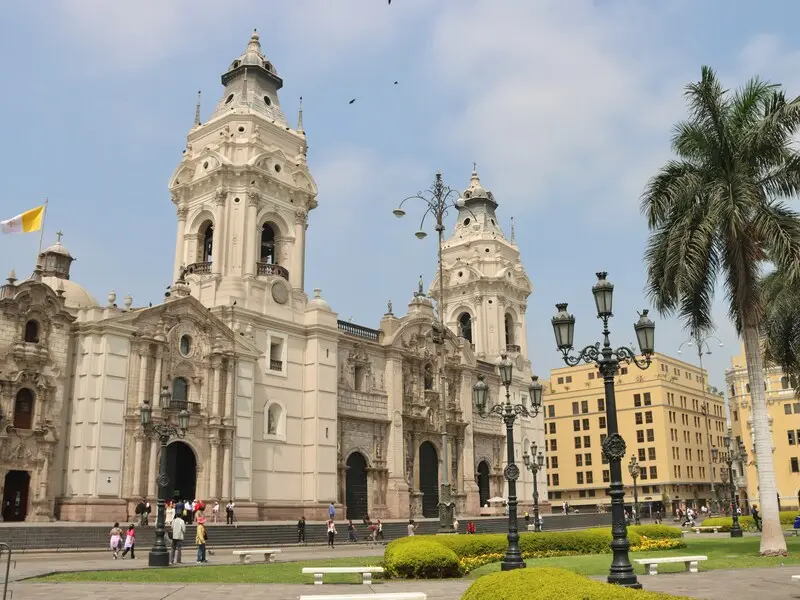 Vista panorâmica da Praça Maior de Lima com a Catedral ao fundo