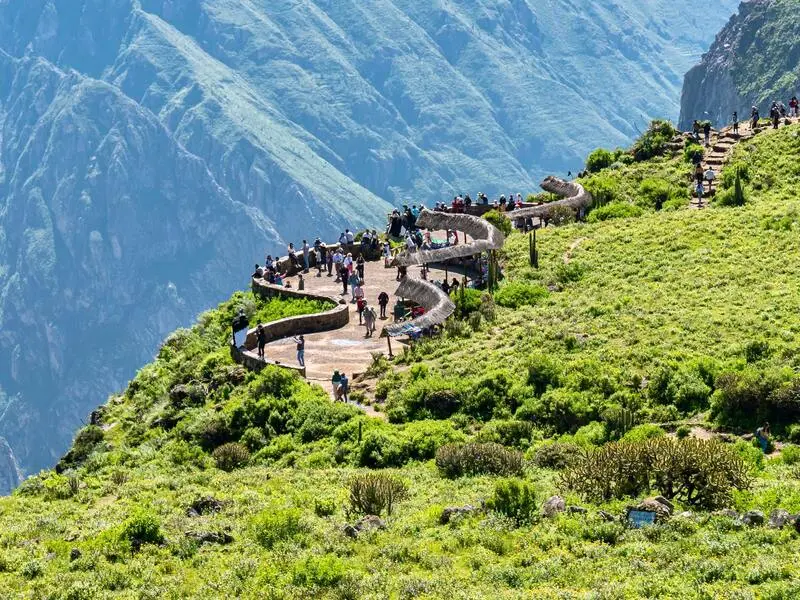 Vista do Cânion do Colca com voo dos condores