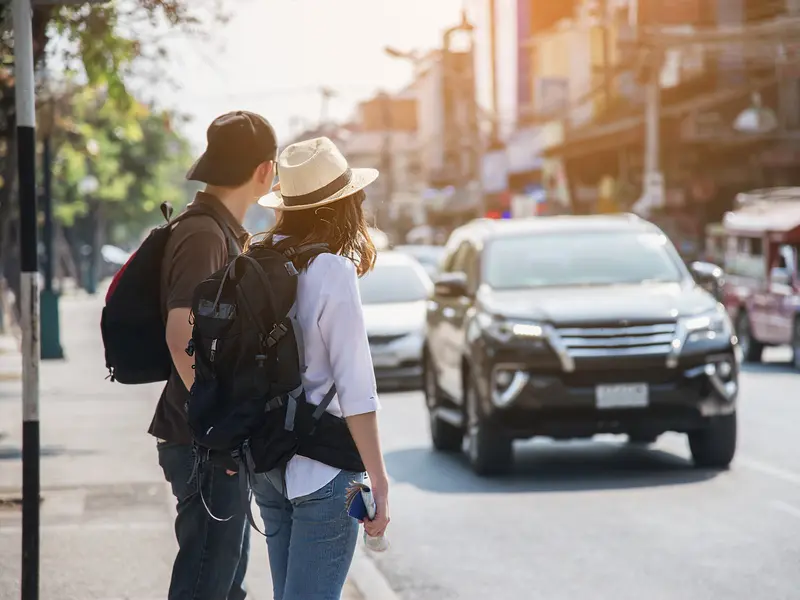 Táxi e ônibus circulando em Miraflores