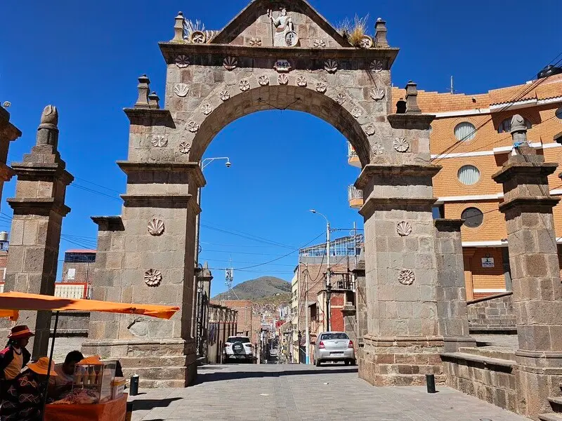 Arco Deustua em Puno, monumento histórico com vista para o Lago Titicaca