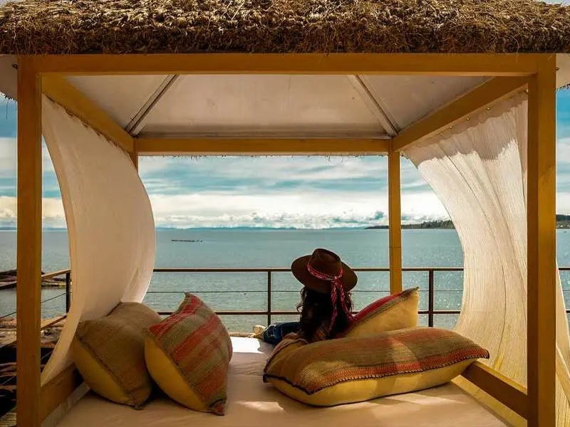 Turista descansando no primeiro dia em Puno para se adaptar à altitude.