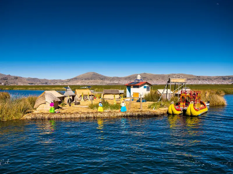 Ilhas flutuantes dos Uros no Lago Titicaca em Puno
