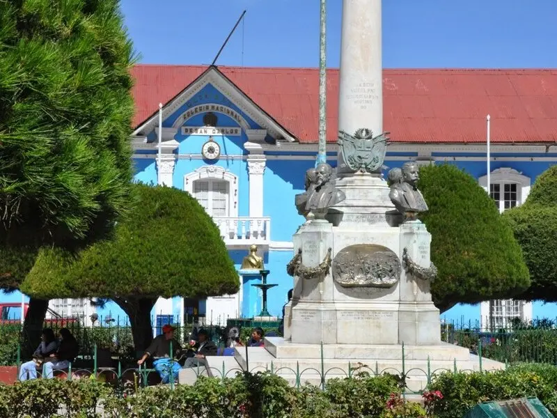 Parque Pino em Puno, praça central com vida local e arquitetura tradicional