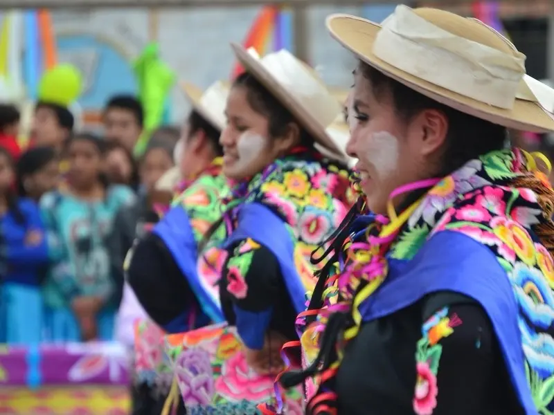 Gente aplicando protetor solar durante passeio em Puno.