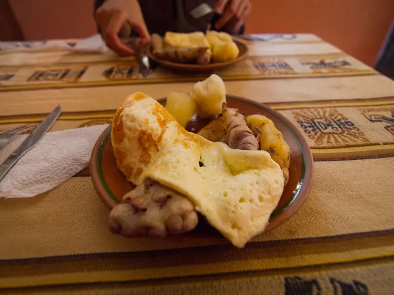 Queijo frito tradicional de Puno com batatas andinas douradas