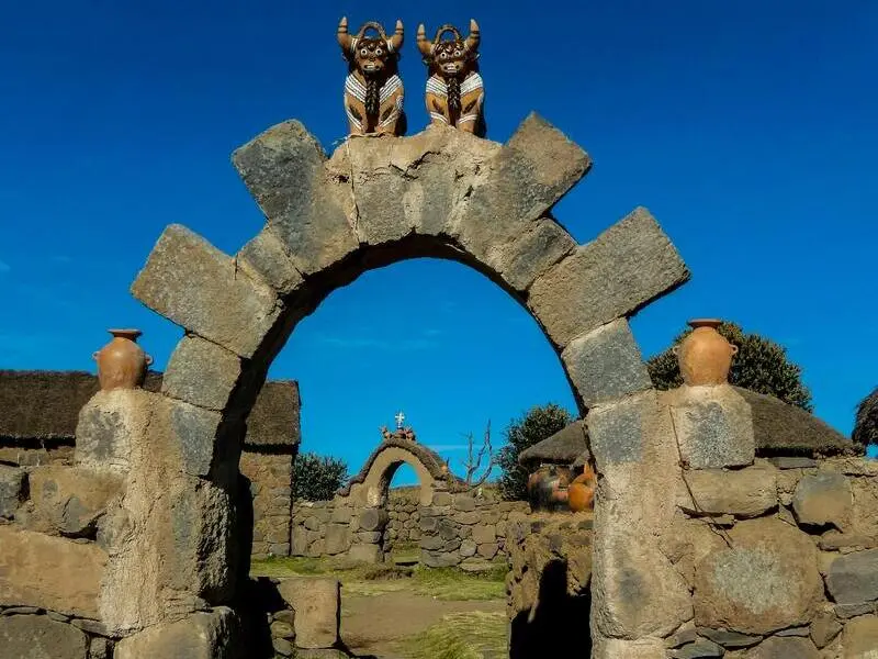 Casas típicas e paisagem do Lago Titicaca na Ilha Amantaní.
