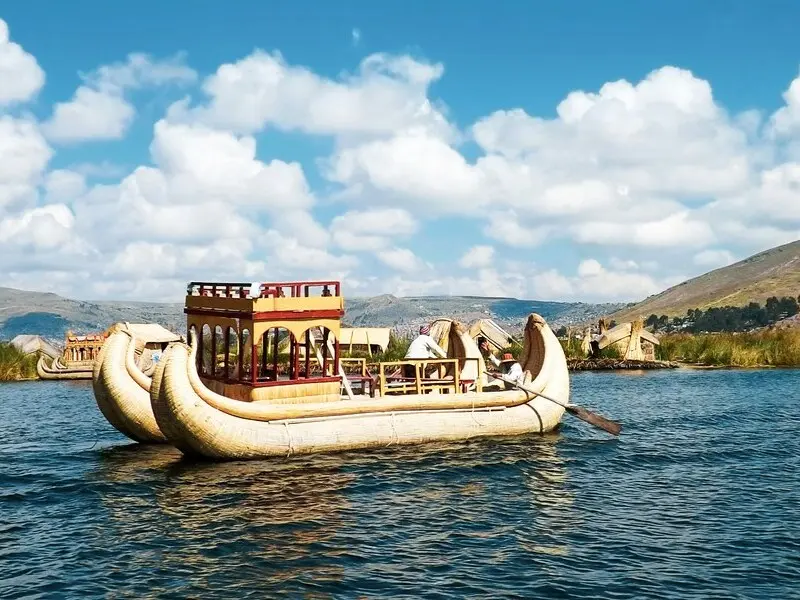 Passeio de barco pelo Lago Titicaca com vista para as ilhas flutuantes dos Uros.