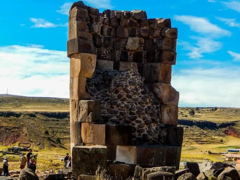 Torres funerárias de Sillustani com vista para o Lago Umayo.