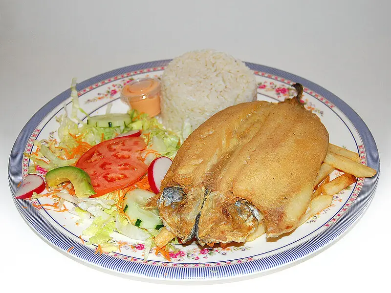 Prato de truta fresca do Lago Titicaca servido com batatas andinas