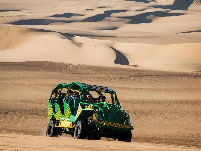 Passeio de buggy e sandboard nas dunas de Huacachina em Ica