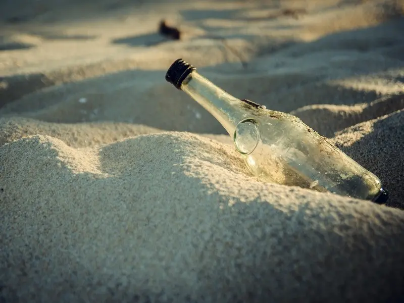 Garrafa de água no deserto de Ica