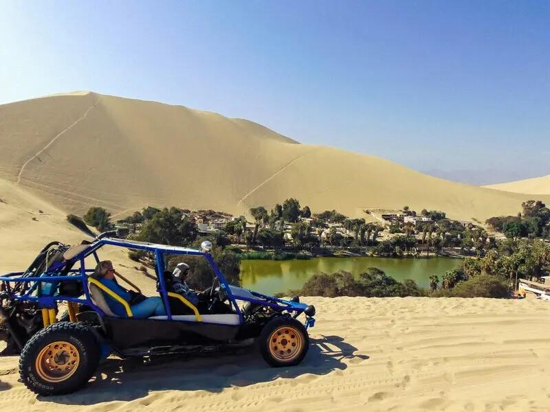Dunas de Huacachina com buggy no deserto