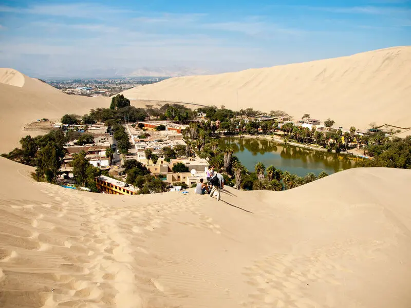 Oásis de Huacachina rodeado por dunas no deserto de Ica