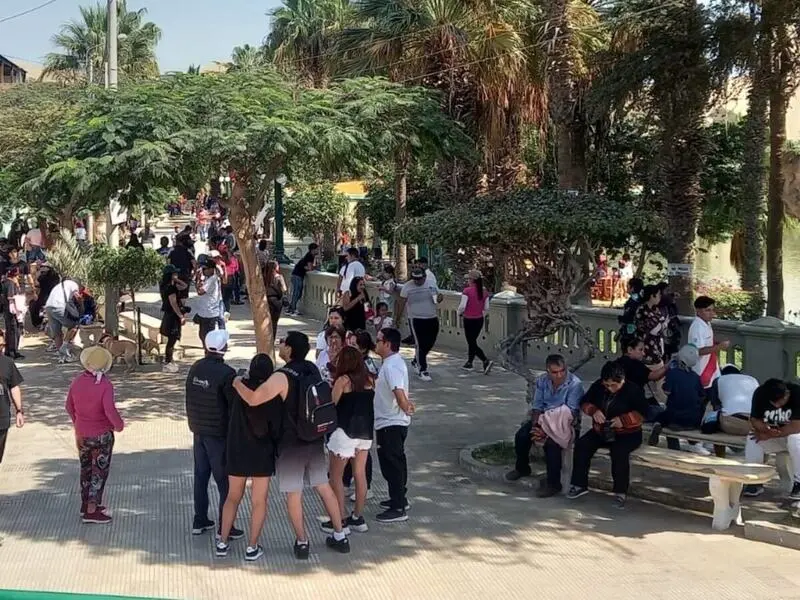 Turistas comprando tour na Huacachina