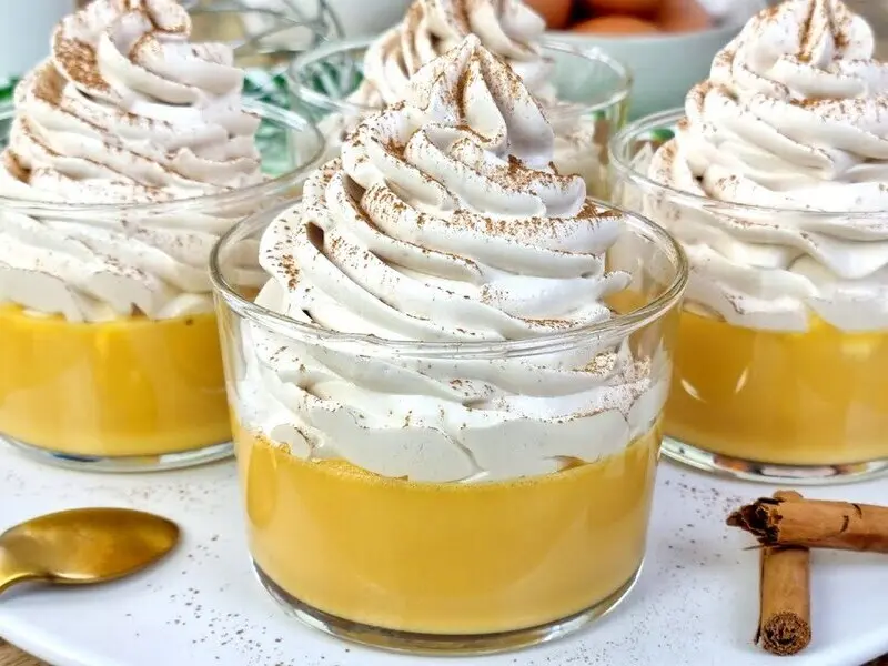 Suspiro Limenho tradicional servido em taça