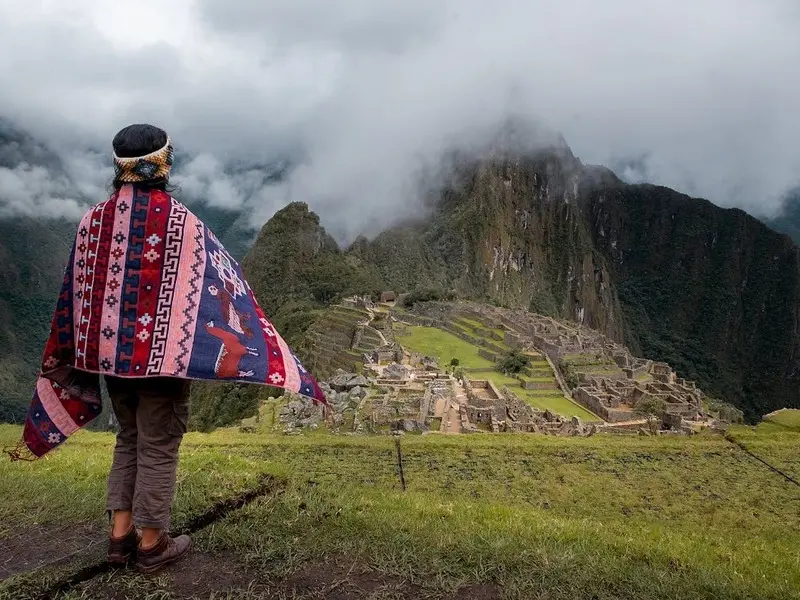 Visitantes caminhando em Machu Picchu em região de altitude