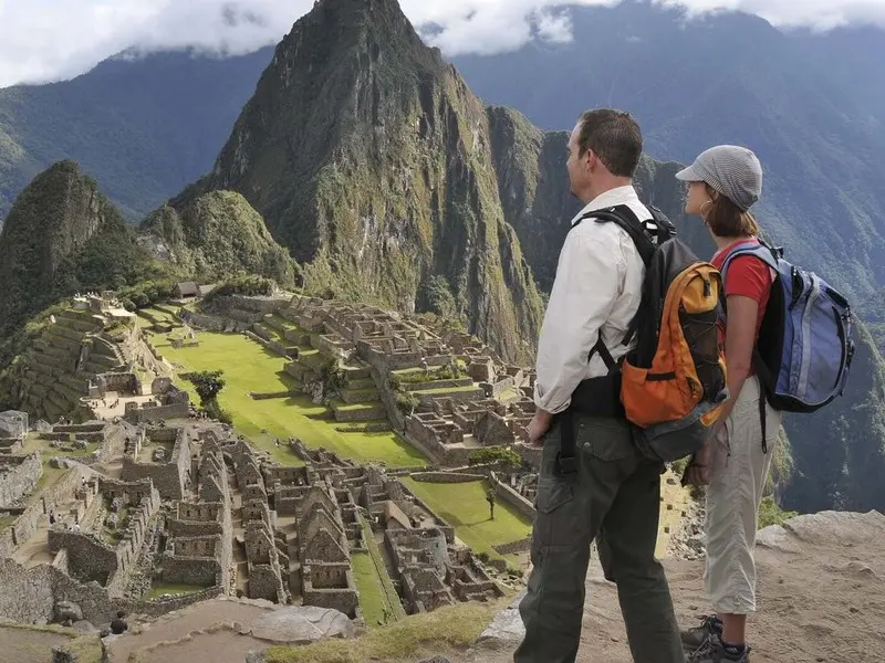 Turista usando roupas adequadas em Machu Picchu