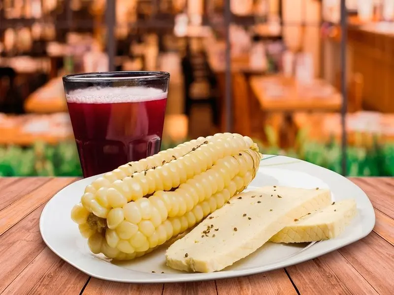 Milho gigante andino servido com queijo fresco