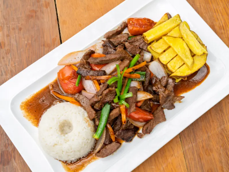 Lomo saltado servido no Vale Sagrado do Peru