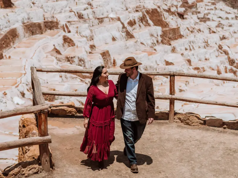 Turista com roupas em camadas no Vale Sagrado