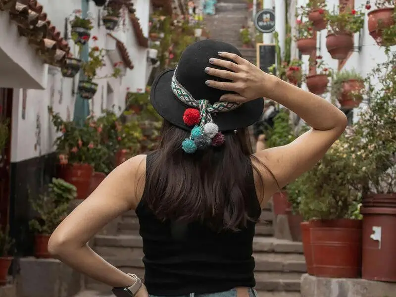 Turista se aclimatando em Cusco antes da Montanha Colorida