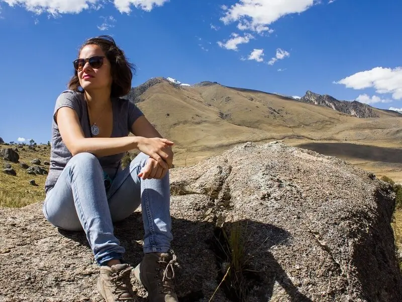 Turista descansando em Huaraz para aclimatação