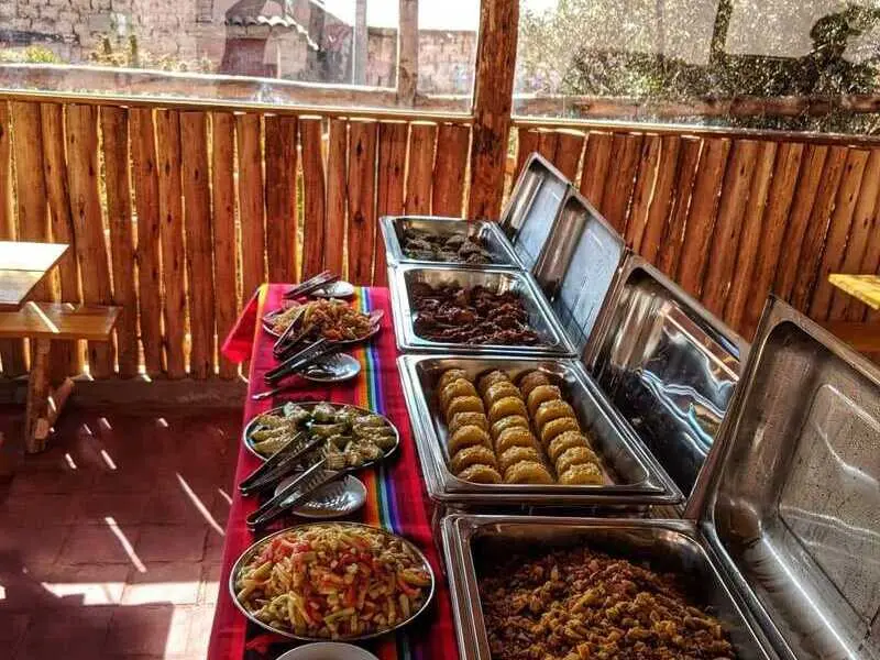 Almoço buffet andino após visita à Montanha Colorida