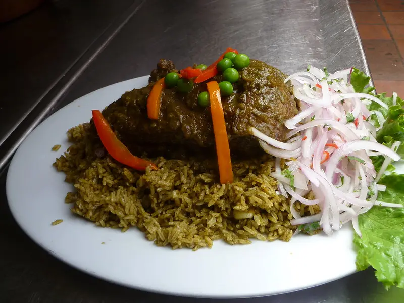Arroz com pato típico da costa sul do Peru