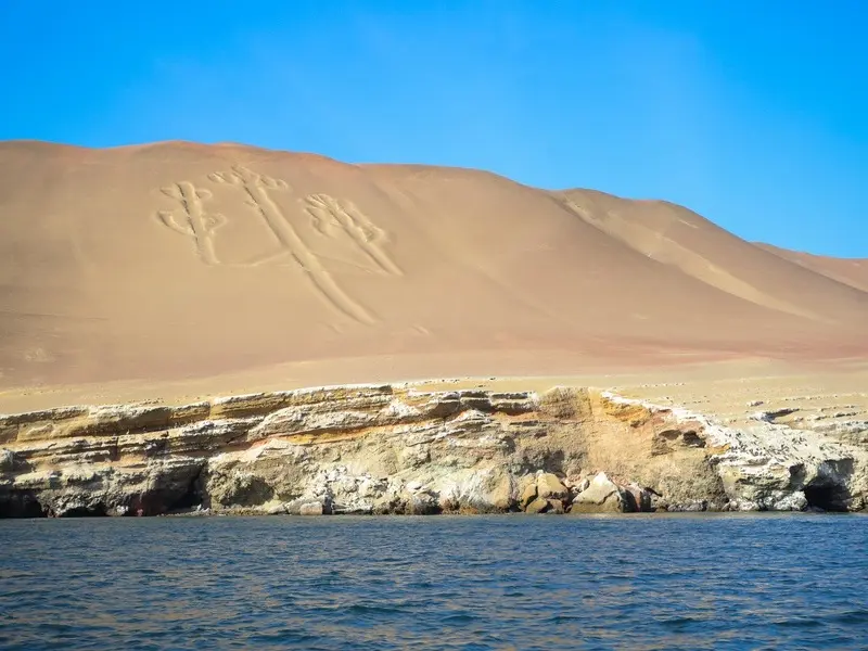 Candelabro de Paracas na encosta do deserto