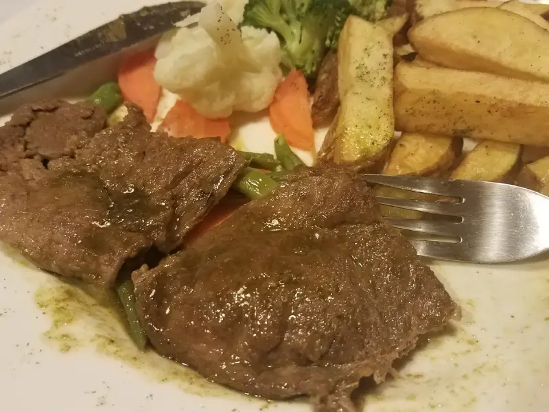 Carne de alpaca grelhada no Cânion do Colca