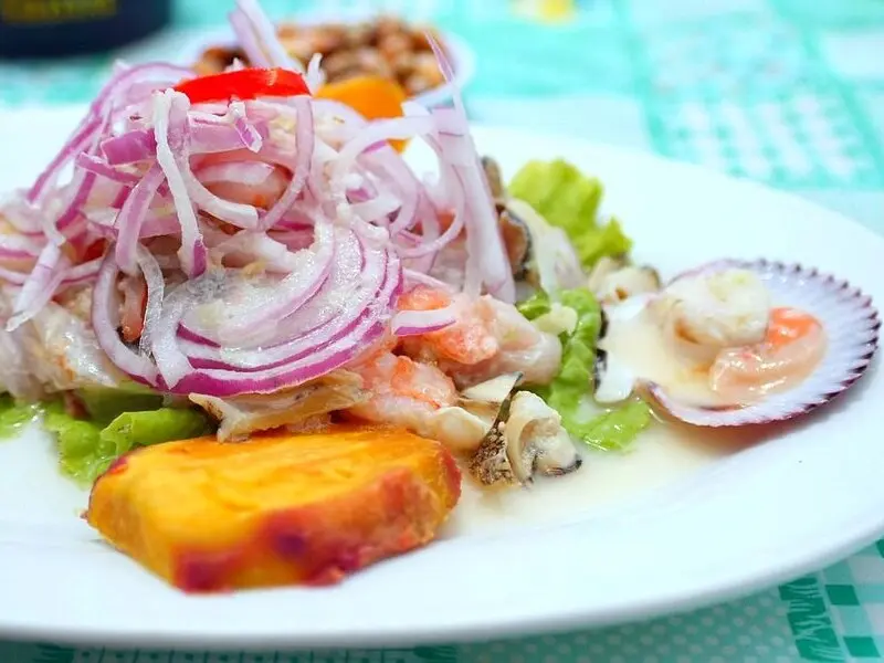 Ceviche de peixe fresco em Paracas