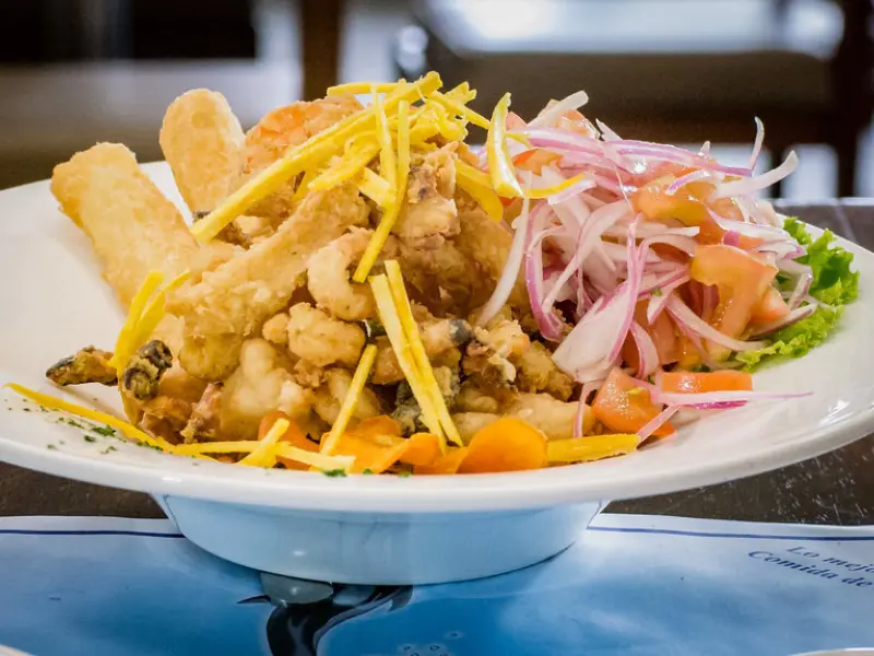 Jalea mista com frutos do mar fritos em Paracas