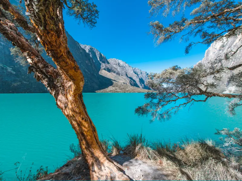 Laguna Parón em Huaraz com águas azul-turquesa
