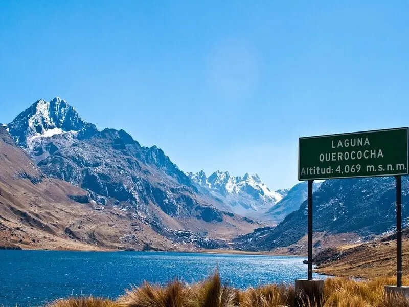 Laguna Querococha em Huaraz com montanhas andinas