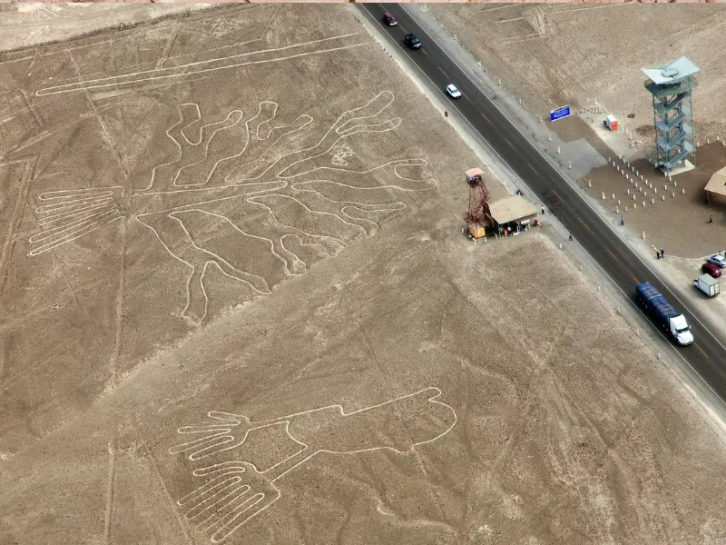 Linhas de Nazca com geoglifos no deserto do Peru