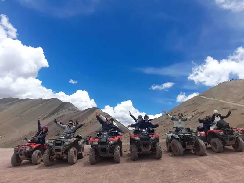 Tour de quadriciclo na Montanha Colorida nos Andes