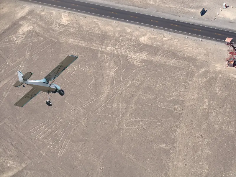 Avião sobrevoando as Linhas de Nazca no deserto