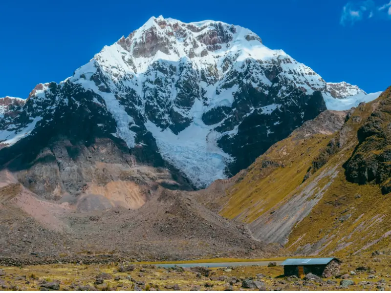 Nevado Ausangate coberto de neve nos Andes