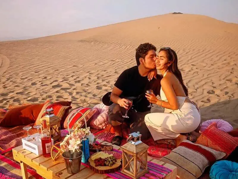 Picnic no deserto de Ica com paisagem de dunas