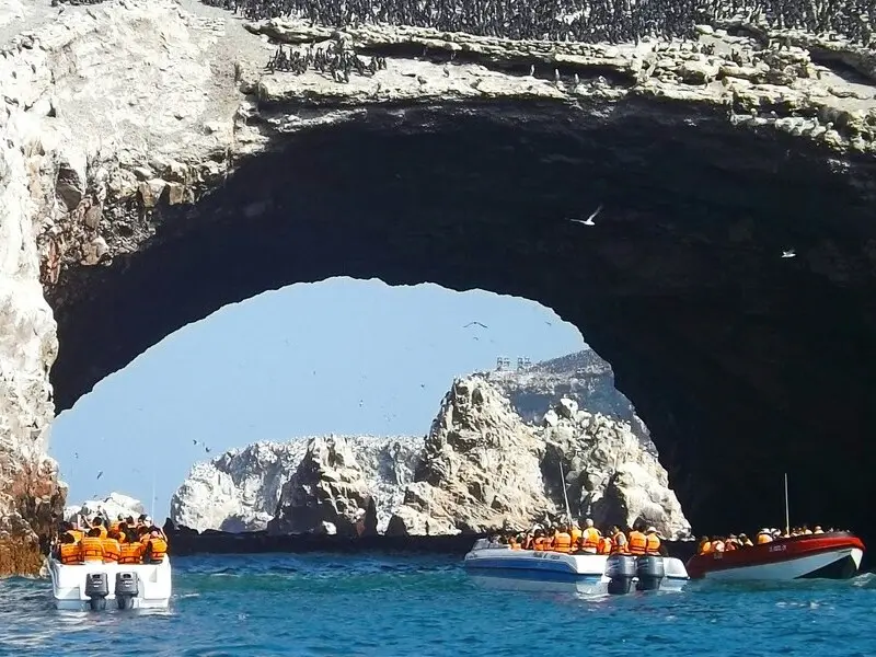 Barco nas Ilhas Ballestas durante o passeio